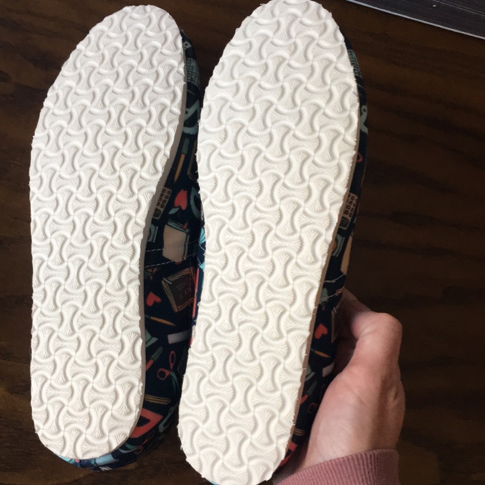 🆕 | Teacher Pattern Shoes - Picture 5 of 6